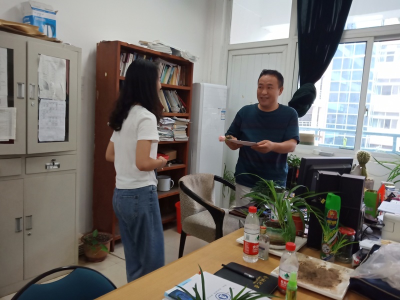 02员工会成员给吴亚平老师赠送节日贺卡.jpg